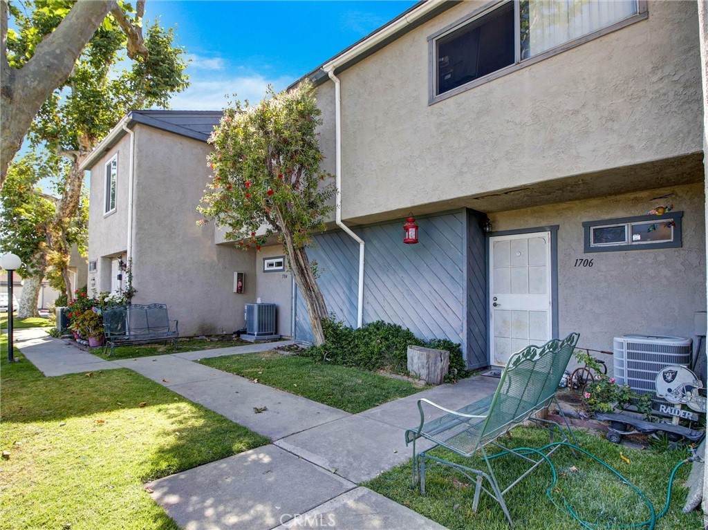 1706 Puente Avenue - Photo 1
