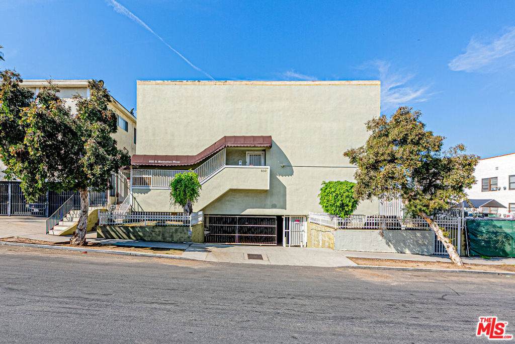 933 Manhattan Place - Photo 1