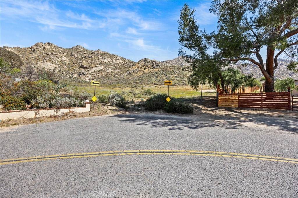 2001 Mt Vernon Avenue - Photo 1