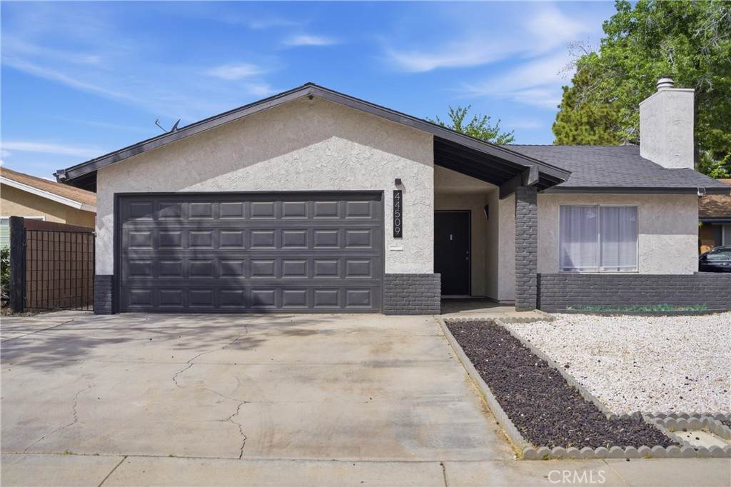 44509 Watford Avenue - Photo 1