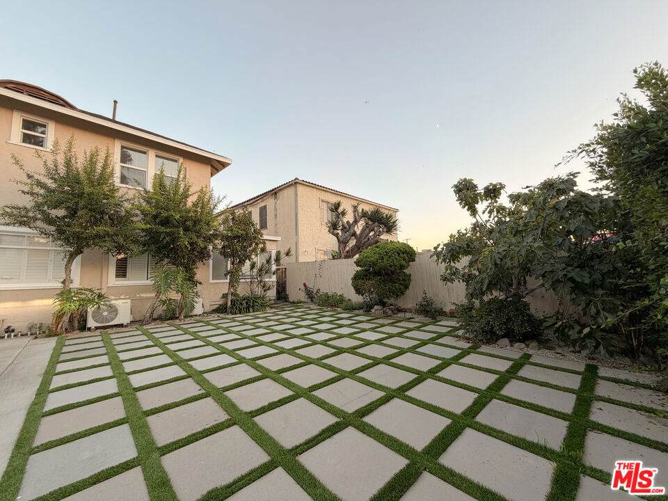 942 Bronson Avenue - Photo 1