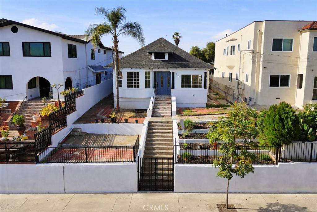 537 Cummings Street - Photo 1