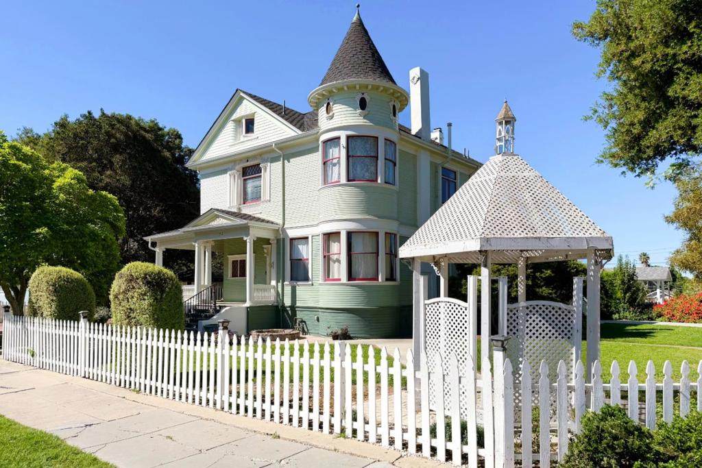 712 West Street - Photo 1