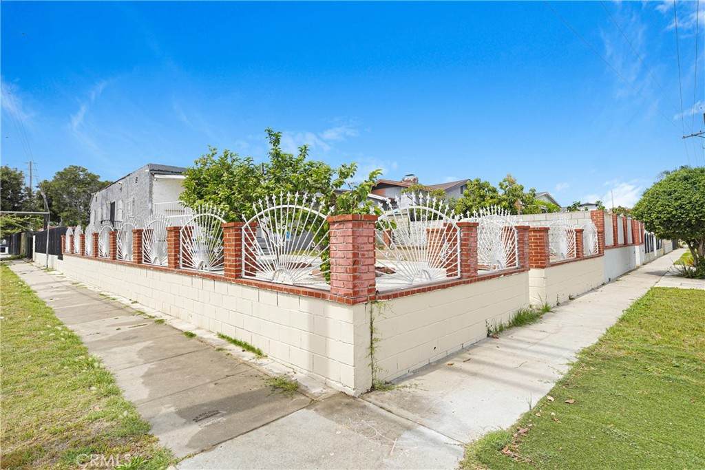 9027 Menlo - Photo 1