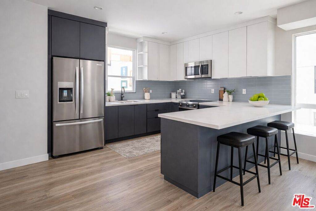 6700 Balboa Boulevard - Photo 1