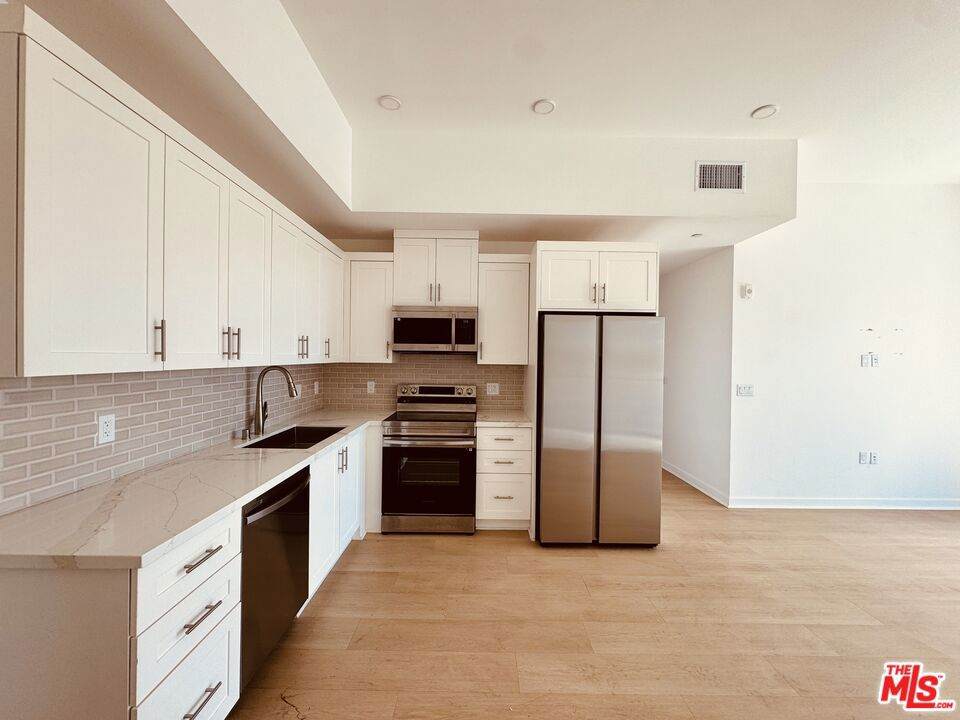 3977 Beverly Boulevard - Photo 1