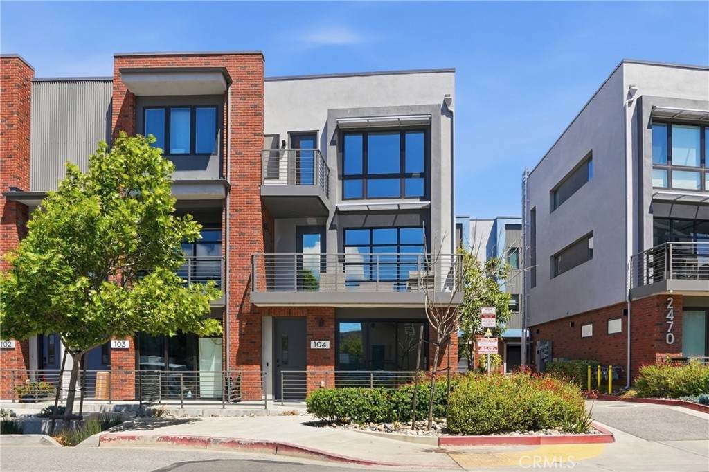 2460 Victoria - Photo 1