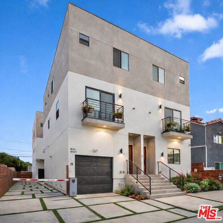 1842 Sycamore Avenue - Photo 1