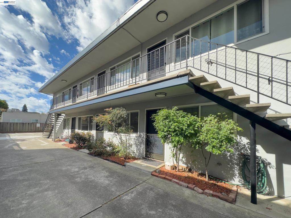 1720 Hearst Ave - Photo 1