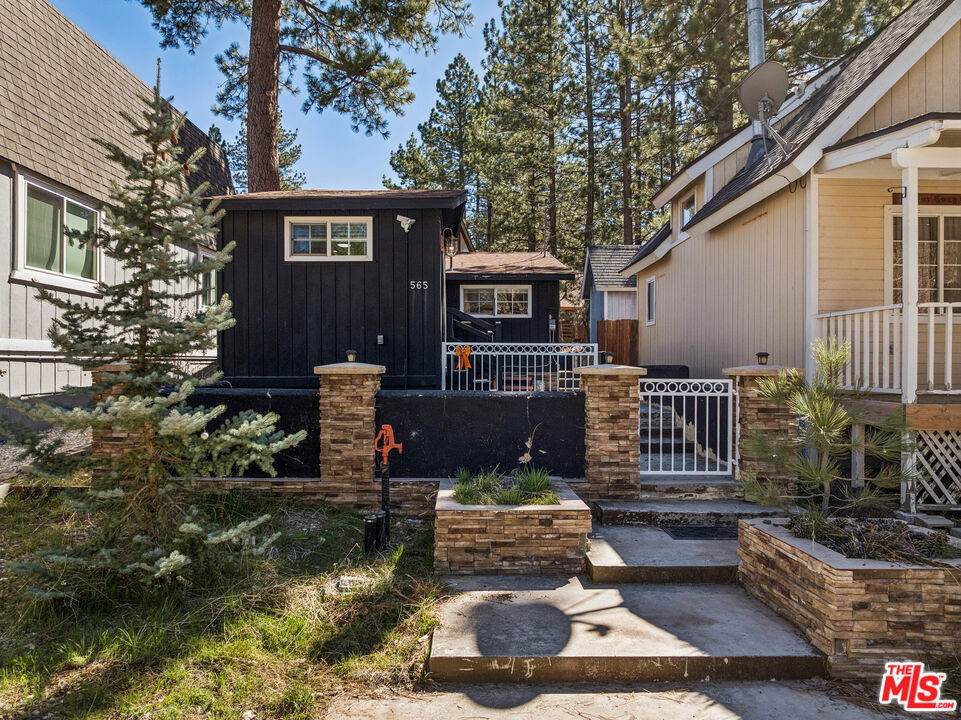 565 Lakewood Lane - Photo 1