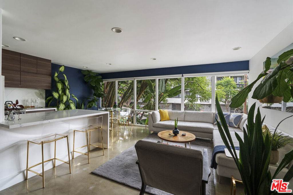 1145 Larrabee Street - Photo 1