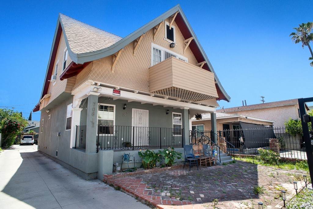 708 40th - Photo 1