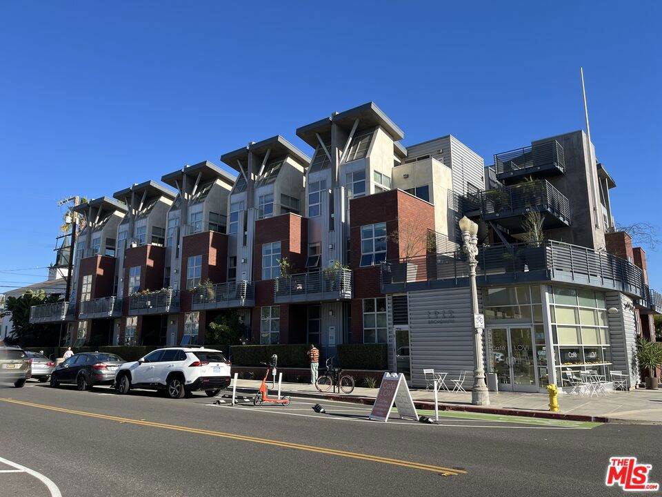 1912 Broadway - Photo 1