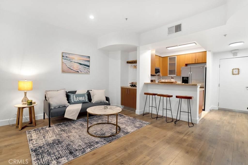620 Gramercy - Photo 1