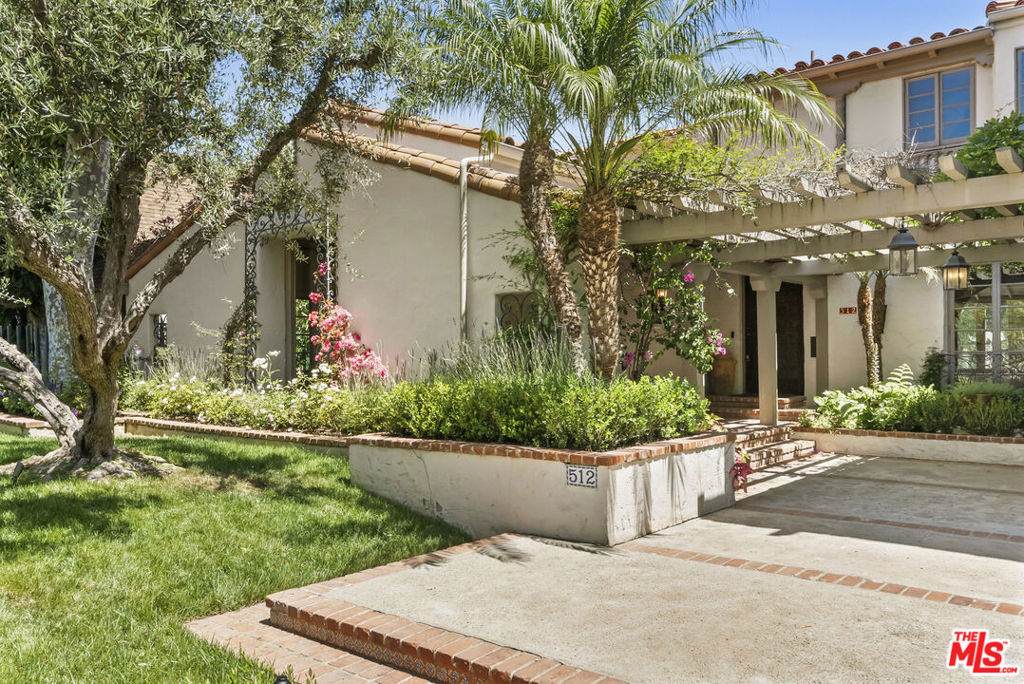 512 Palm Drive - Photo 1