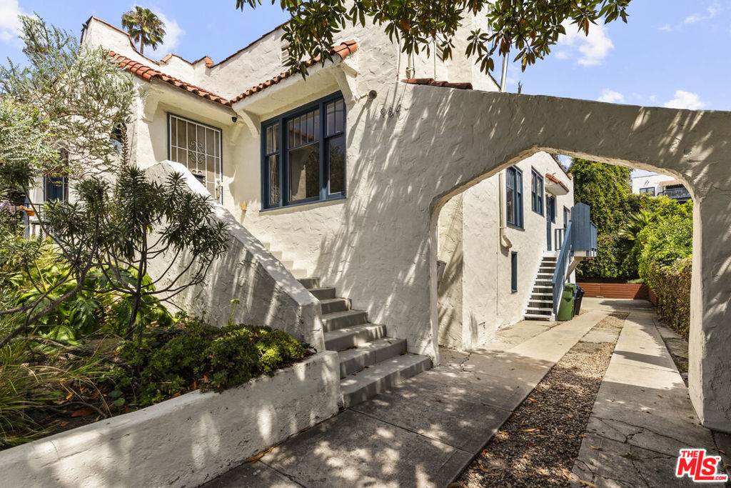 964 Edgecliffe Drive - Photo 1