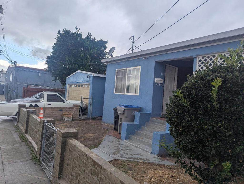 521 Santa Ana Avenue - Photo 1