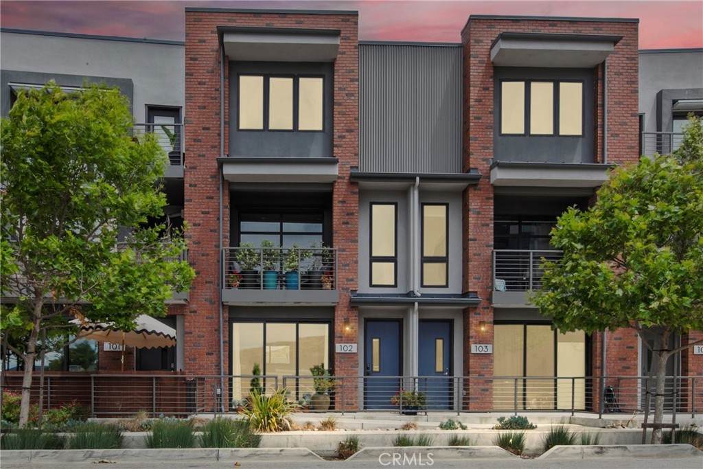 2460 Victoria - Photo 1