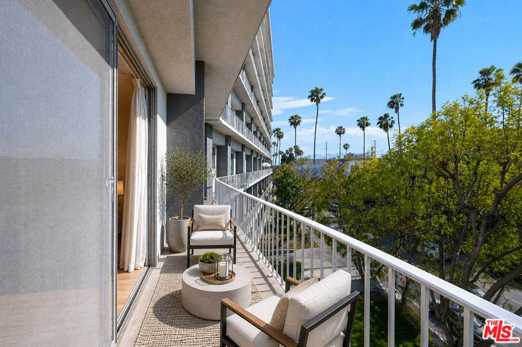 100 Doheny Drive - Photo 1