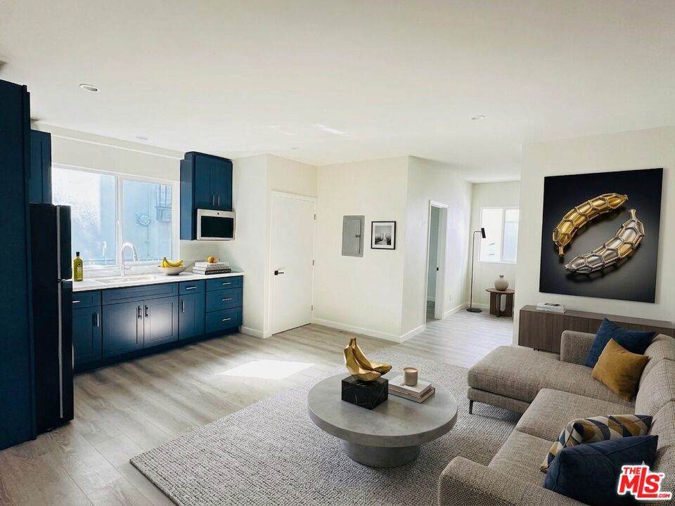 6224 1/8 De Longpre Avenue - Photo 1