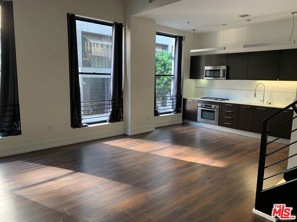 727 W 7th Street - Photo 1