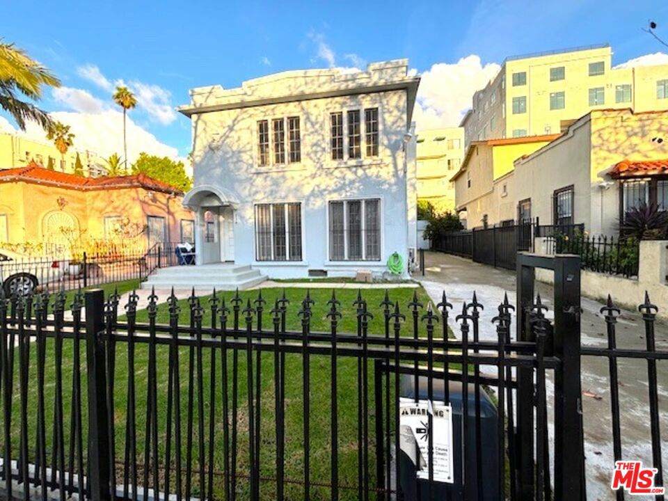 734 Gramercy Place - Photo 1