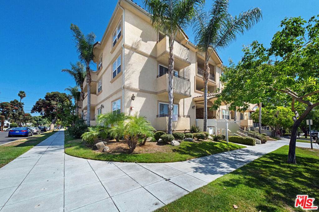 650 Palm Avenue - Photo 1