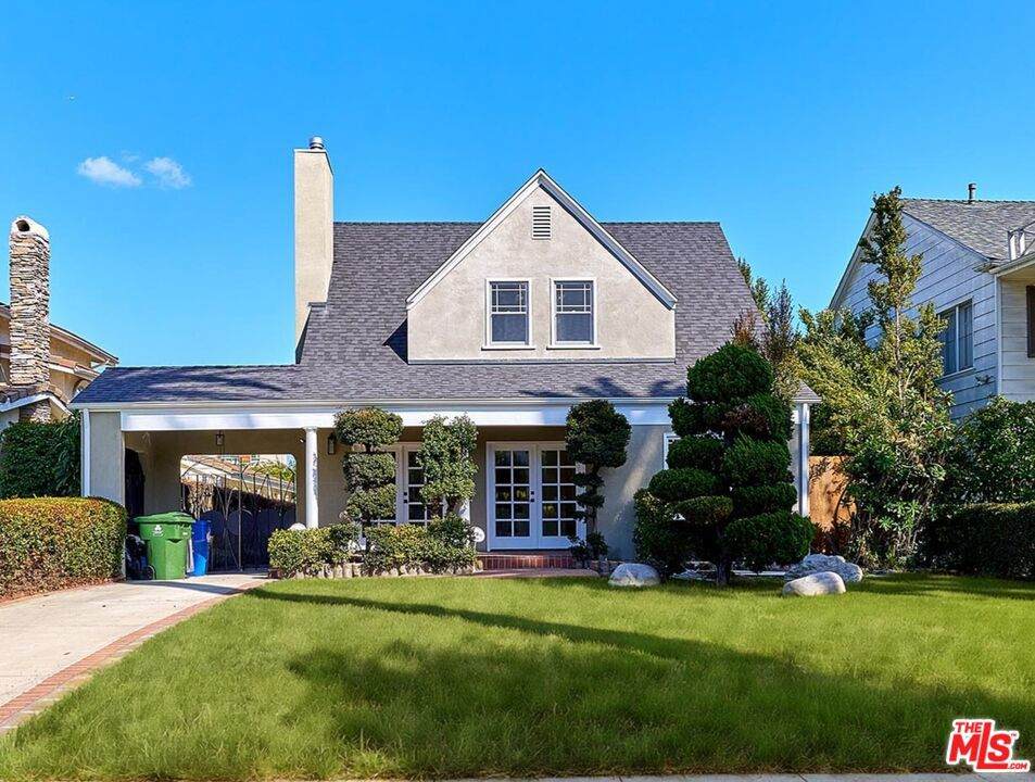 916 Victoria Avenue - Photo 1