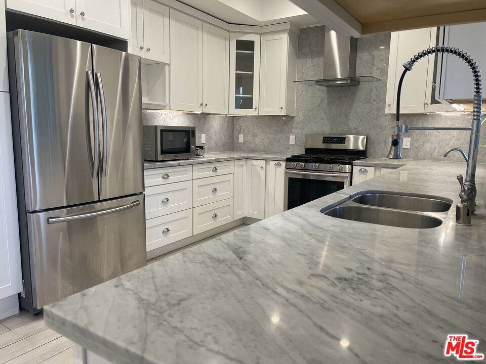 1654 Greenfield Avenue - Photo 1