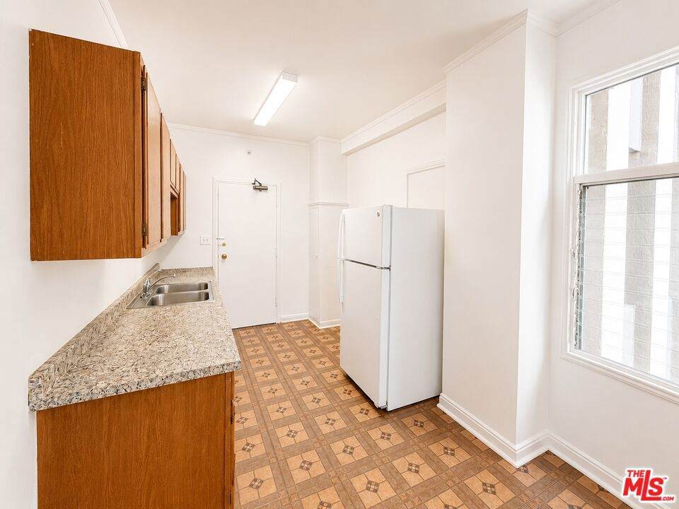 634 Gramercy Place - Photo 1