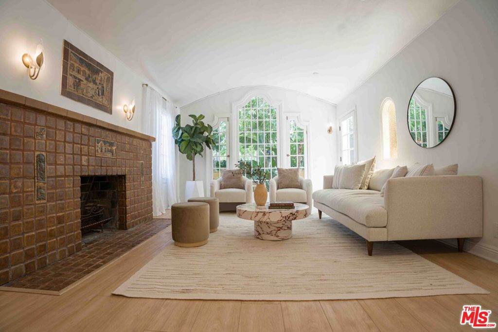 935 Venezia Avenue - Photo 1