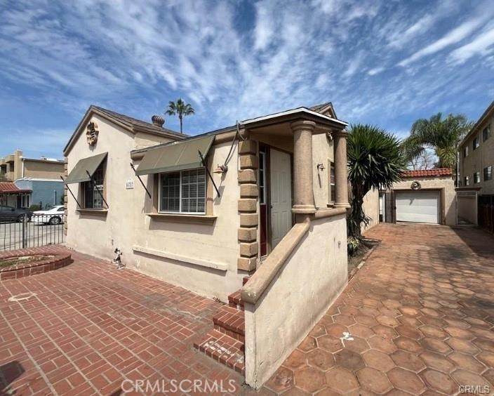 14717 Victory Boulevard - Photo 1