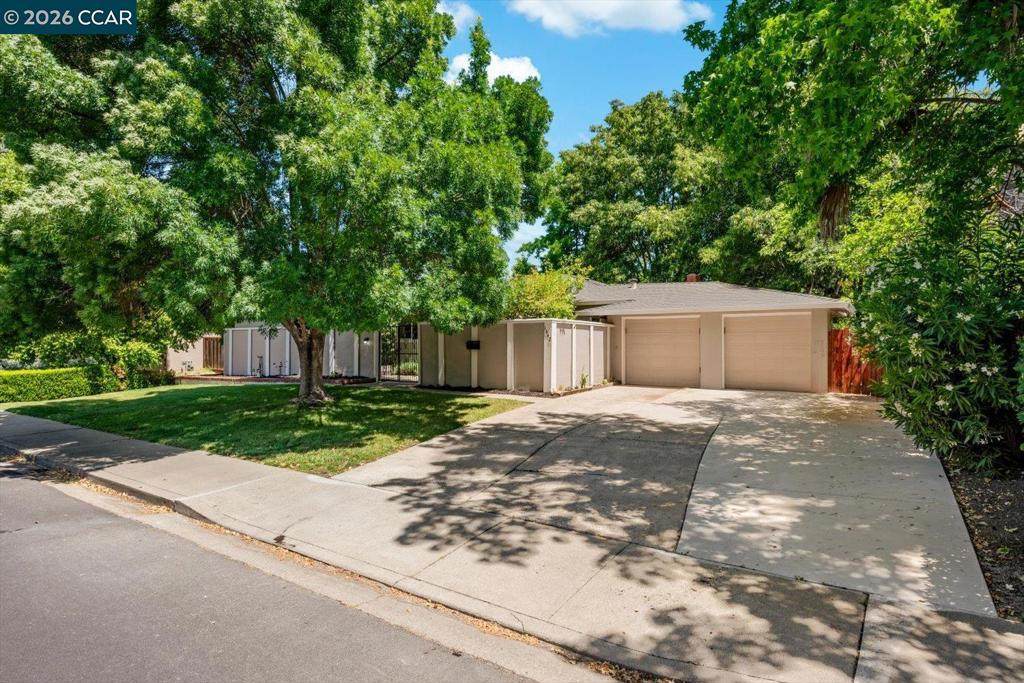 1642 Carriage Dr - Photo 1