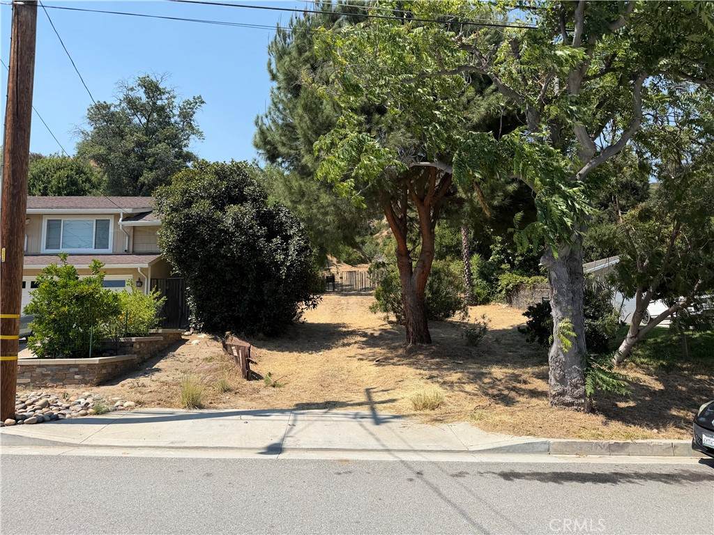811 Crescent - Photo 1