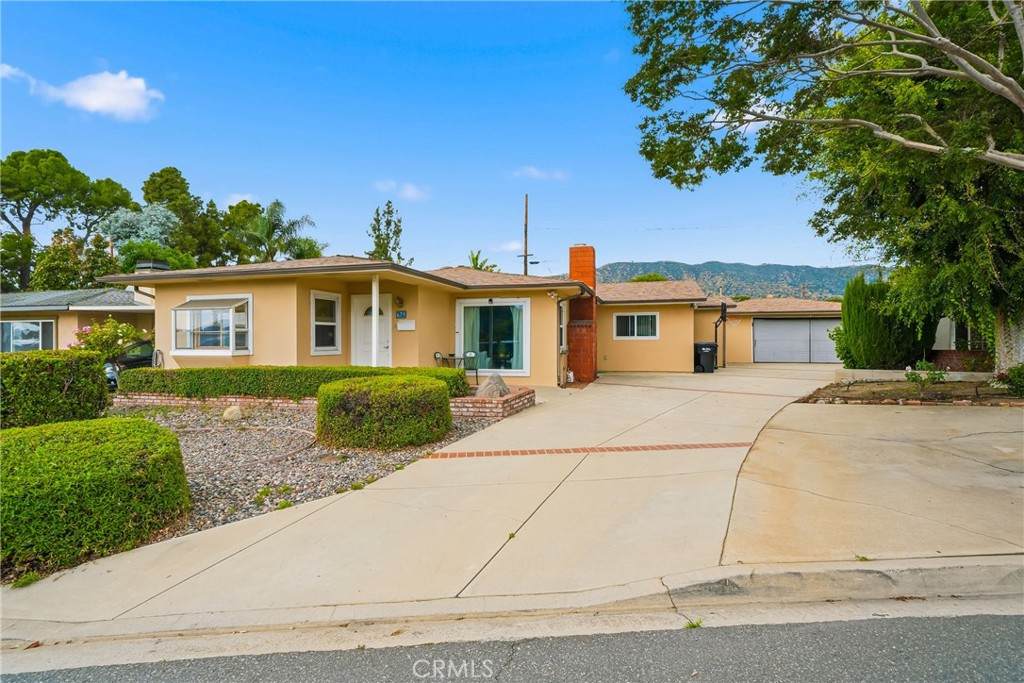 679 Bridwell - Photo 1