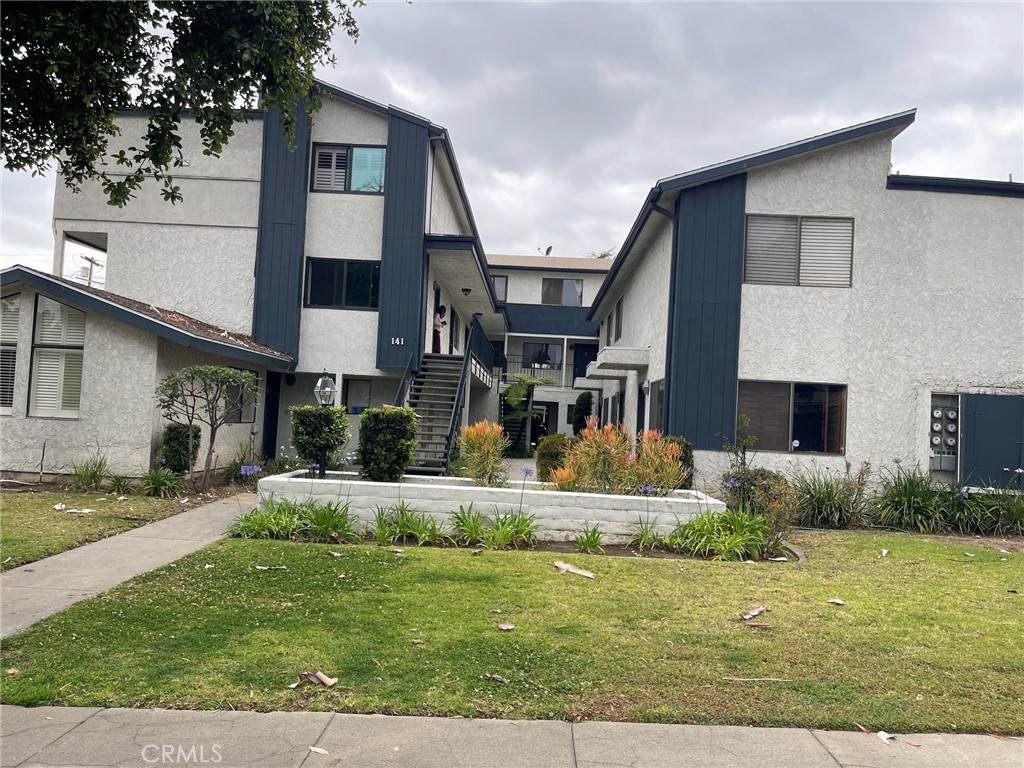 141 Parkwood Ave - Photo 1