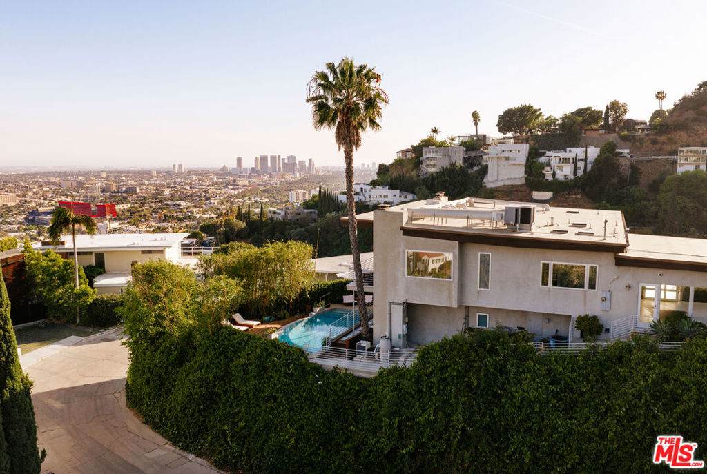 8555 Hollywood Boulevard - Photo 1