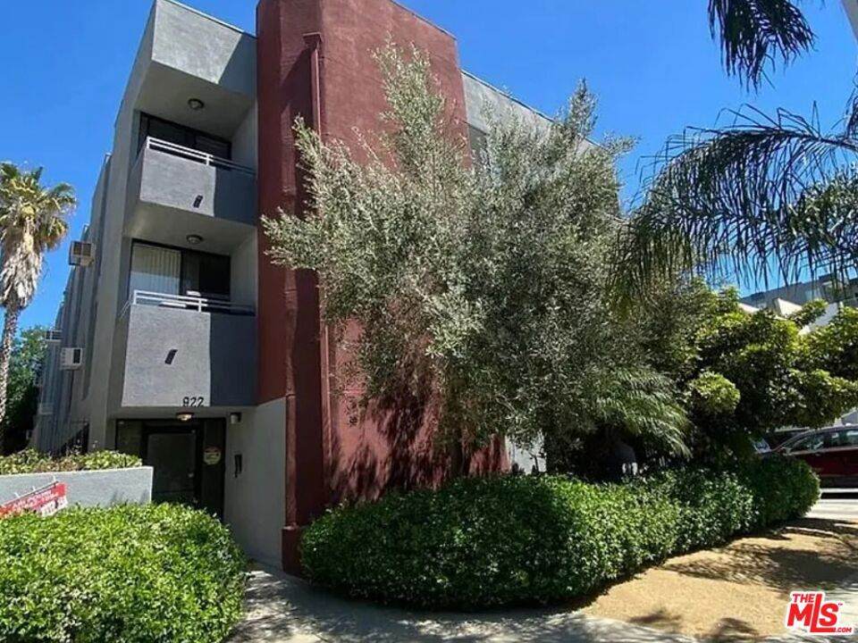 922 Hudson Avenue - Photo 1