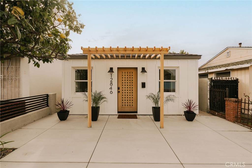 12846 Short Avenue - Photo 1