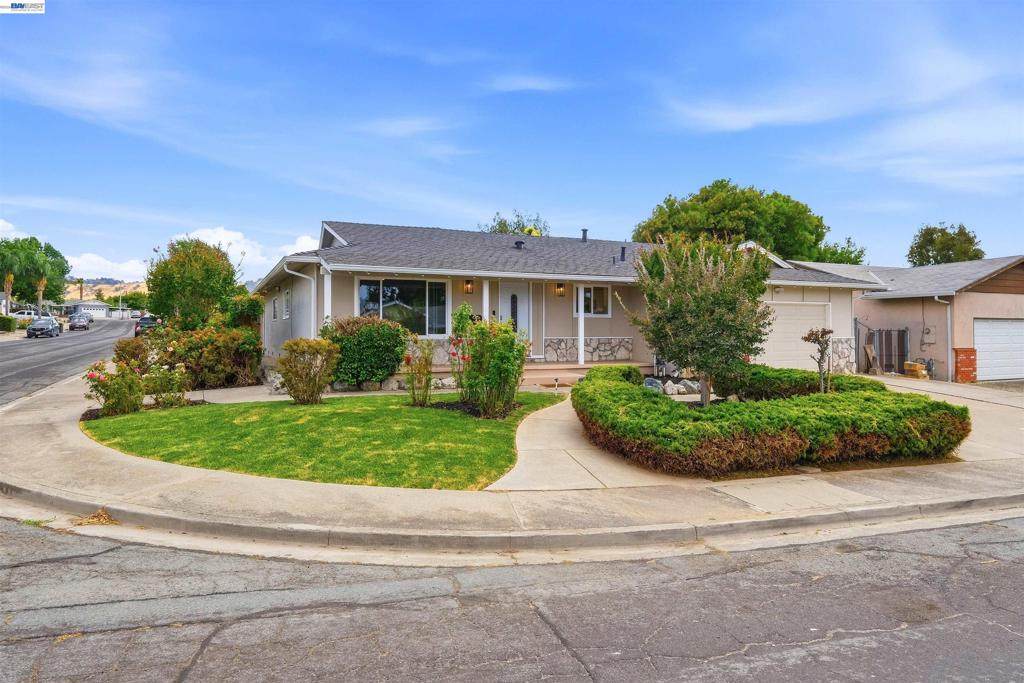 1401 Monterey Dr - Photo 1