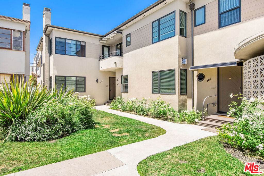 107 Flores Street - Photo 1