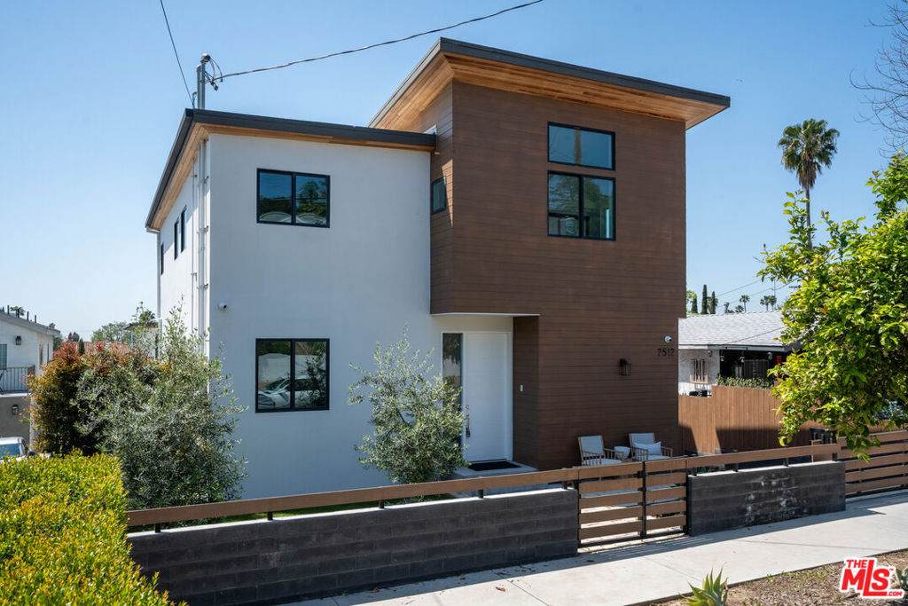 2512 Berkeley Avenue - Photo 1
