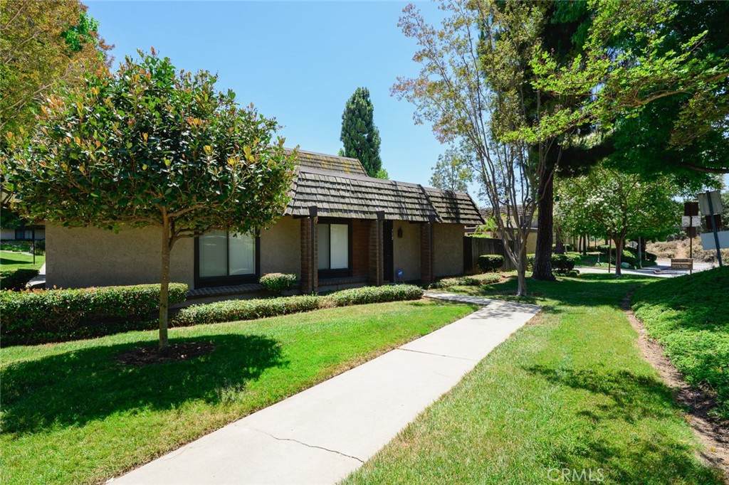 712 Briarwood - Photo 1