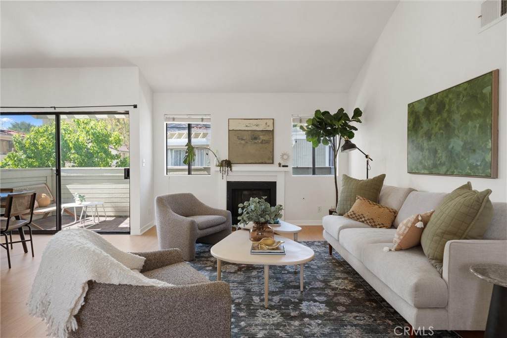 22133 Burbank Blvd #5 - Photo 1