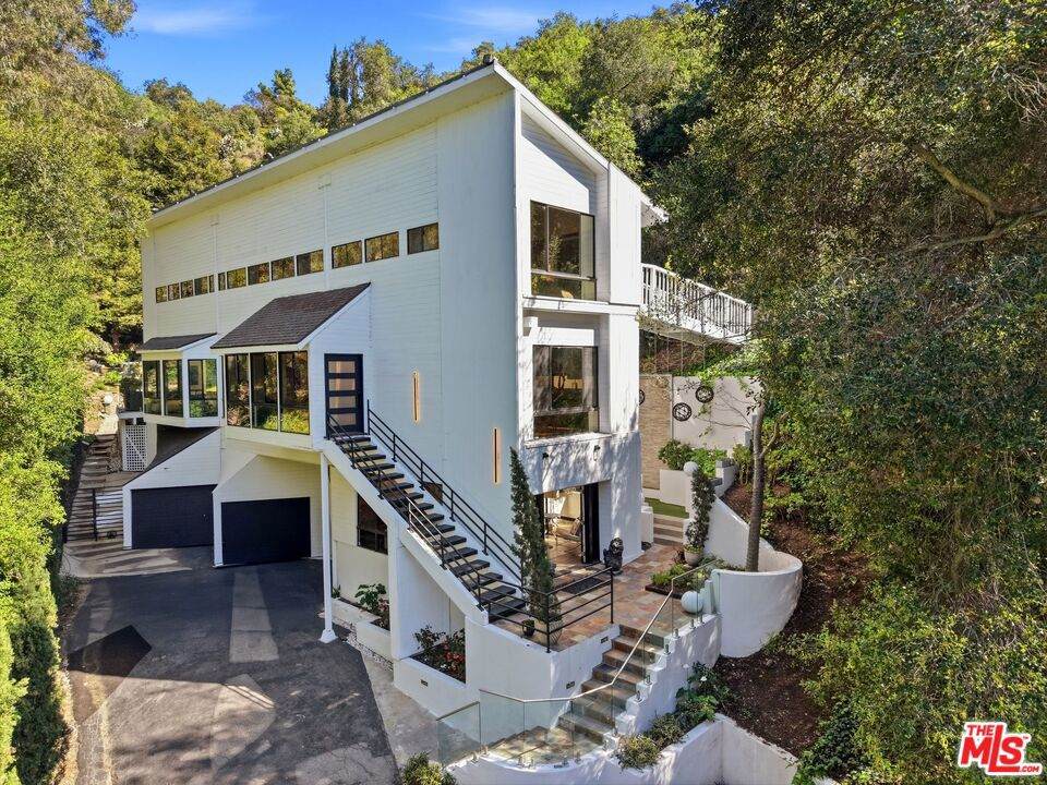 2350 Benedict Canyon Drive - Photo 1