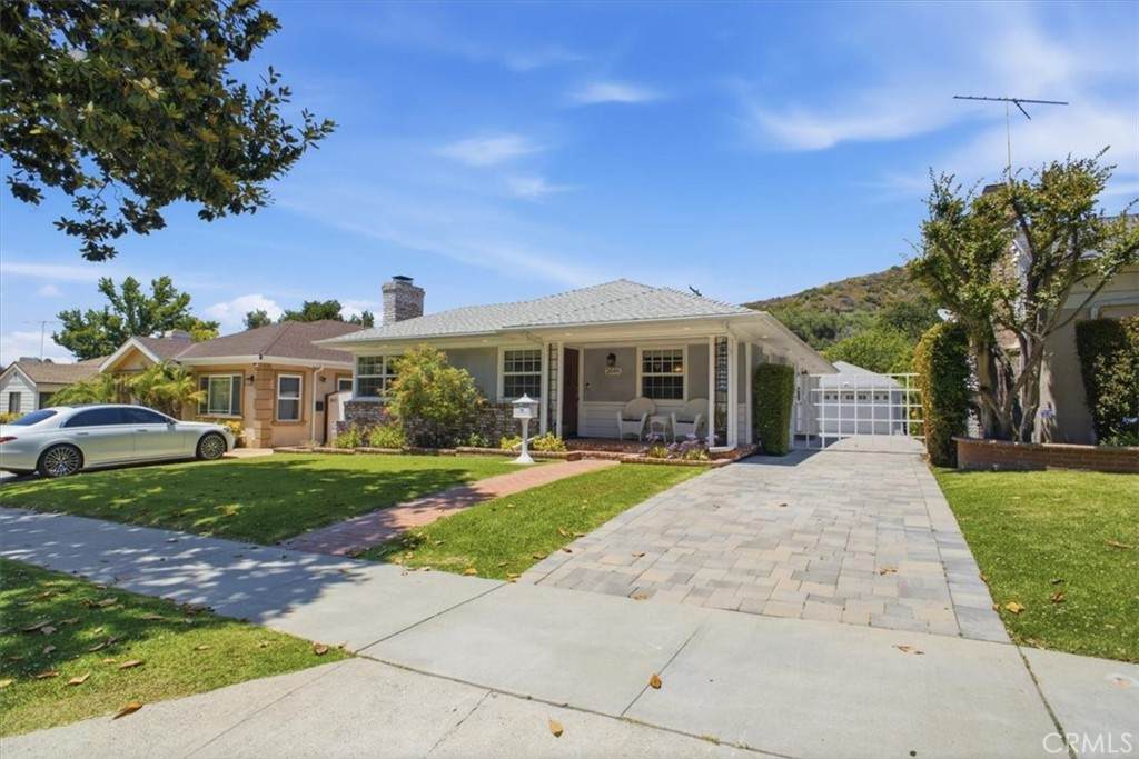 2049 Glenoaks - Photo 1