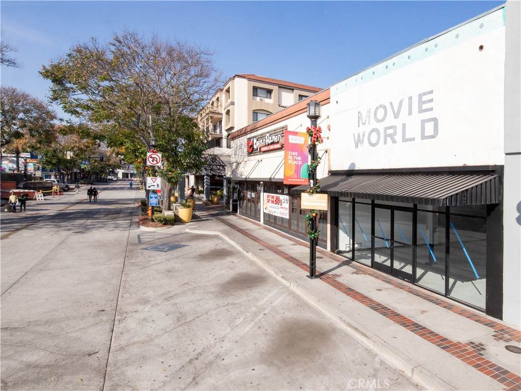 212 San Fernando Boulevard - Photo 1