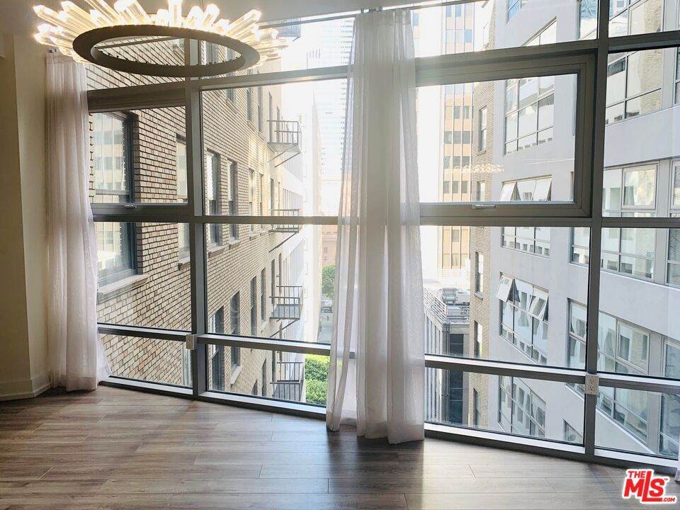 727 W 7th Street - Photo 1