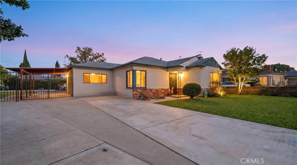 8311 La Docena - Photo 1