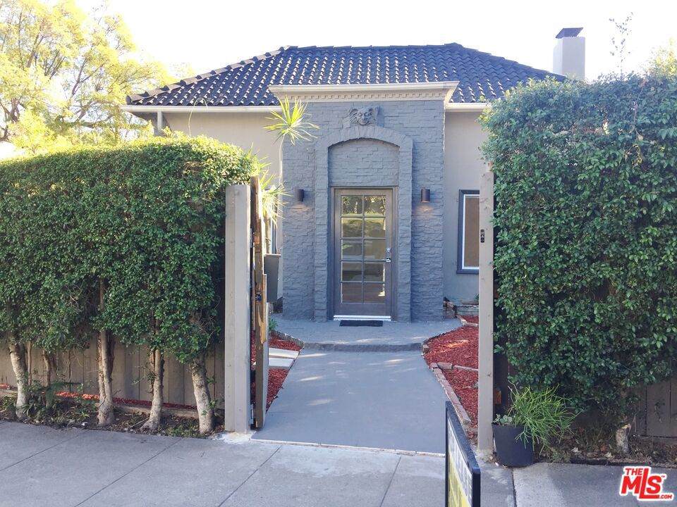 8538 West Knoll Drive - Photo 1